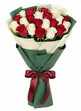 Букет Микс из красных и белых роз в Коршево