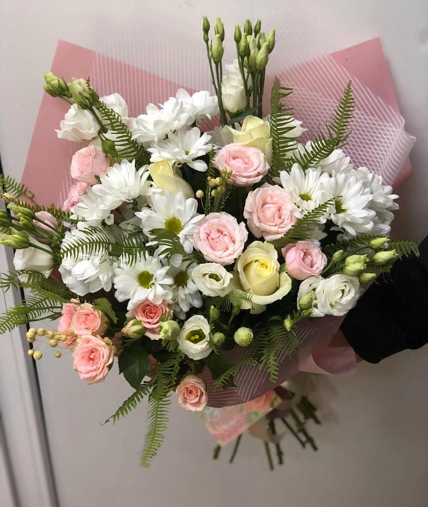 Букет цветов из: Хризантемы, Розы и Лизиантусы в Коршево