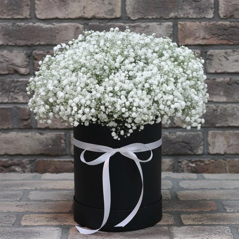 Цветочная композиция из Гипсофила в шляпной коробке в Коршево