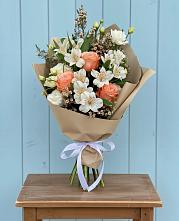 Букет цветов из:  Альстромерии, Лизиантусы, Розы и Хризантемы в Коршево
