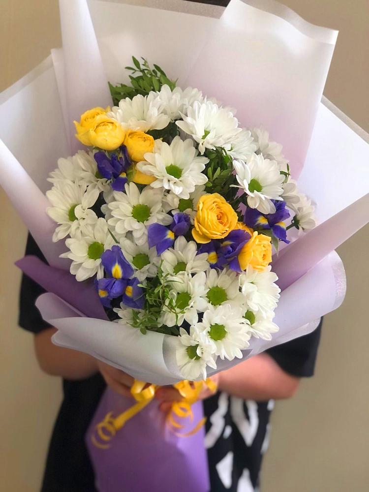 Букет цветов из: Ирисы, Хризантемы и Розы в Коршево