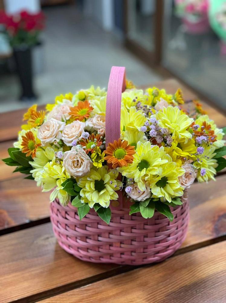 Цветочная композиция из Хризантемы и Розы в корзине в Коршево