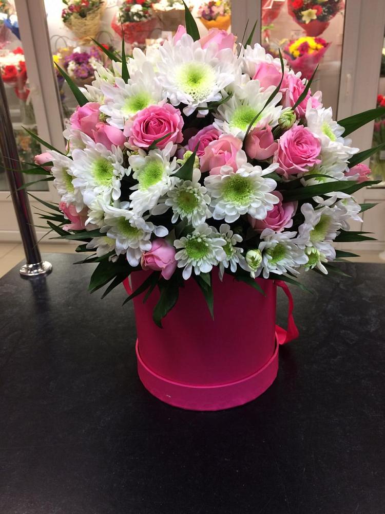 Цветочная композиция из Розы и Хризантемы в шляпной коробке в Коршево