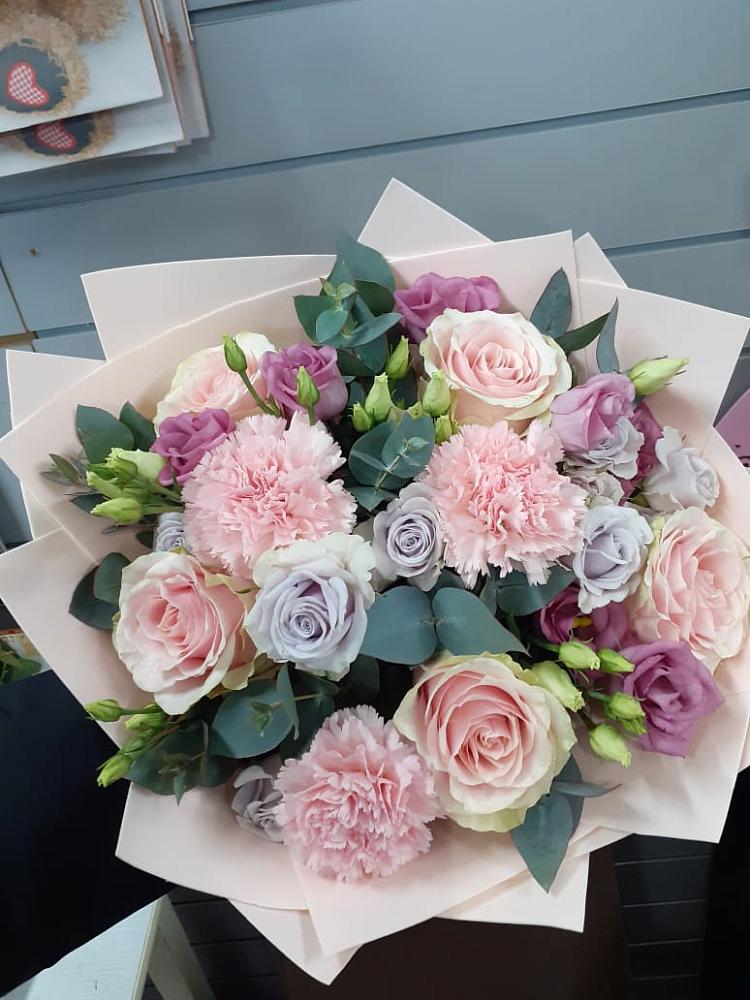 Букет цветов из: Розы, Гвоздики и Лизиантусы в Коршево